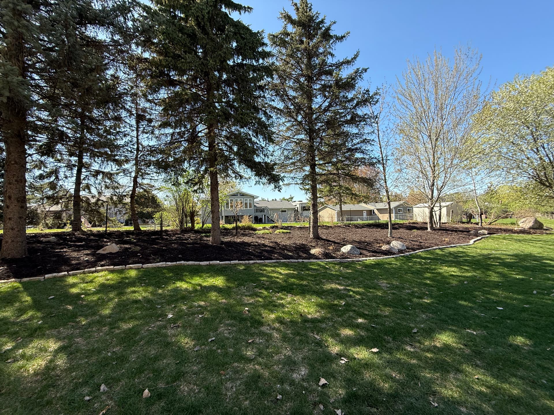 Gallery photos for 15 Yards of Dark Brown Mulch Made This Bed Look Sharp: Image #1